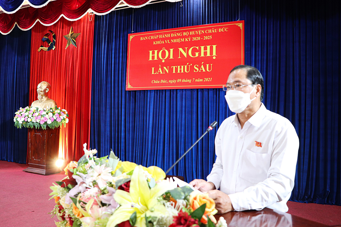 Ông Nguyễn Tấn Bản, Phó Bí thư Thường trực Huyện ủy báo cáo tóm tắt tình hình thực hiện nhiệm vụ 6 tháng đầu năm và triển khai nhiệm vụ 6 tháng cuối năm 2021.