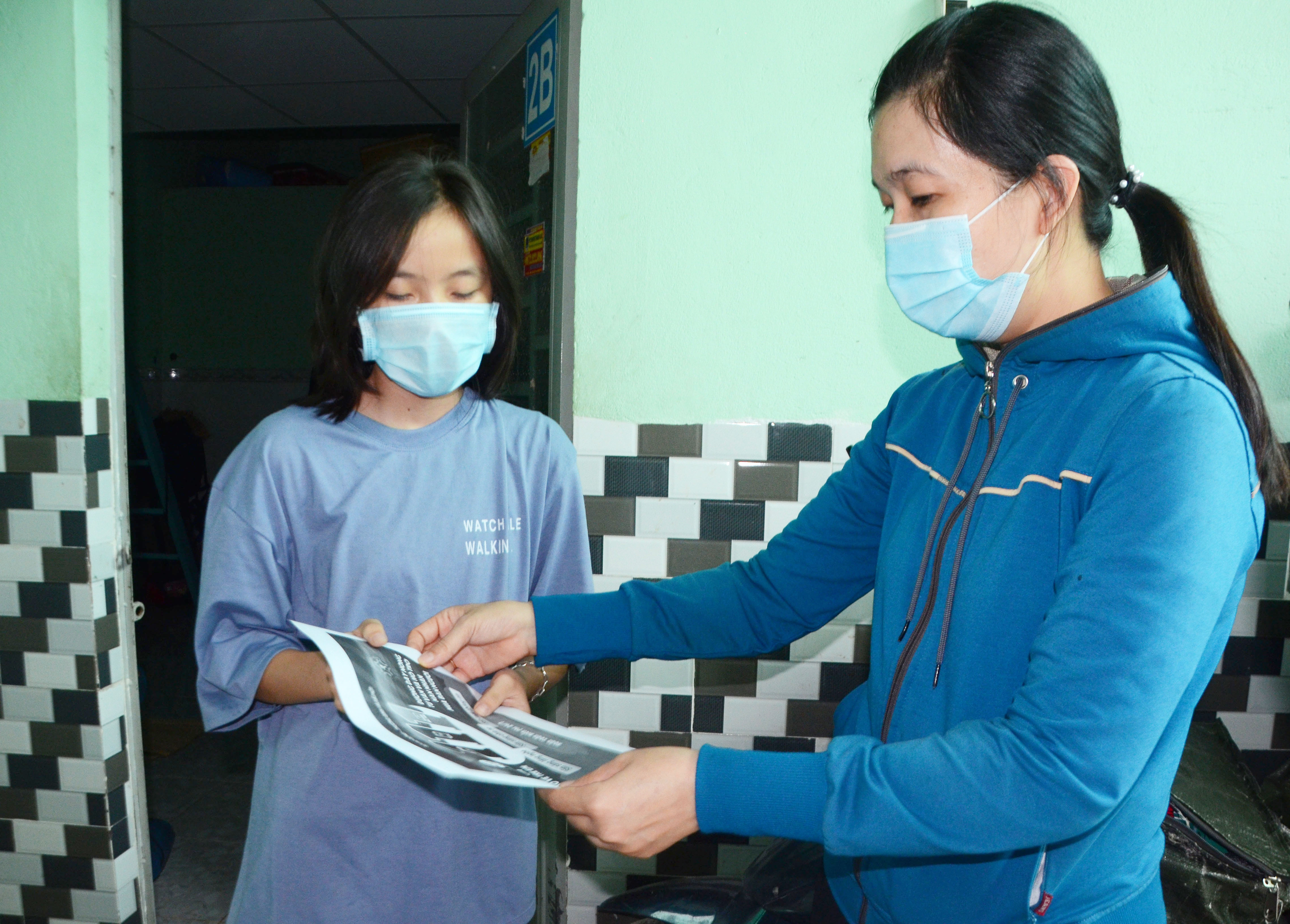 Bà Triệu Thị Lan, công chức VH-XH phường Tân Phước, TX. Phú Mỹ tuyên truyền  bằng tờ rơi về Tổng đài 111 cho em Ngô Thị Thu Thủy, 15 tuổi (tổ 5, khu phố Ông Trịnh, phường Tân Phước, TX. Phú Mỹ).