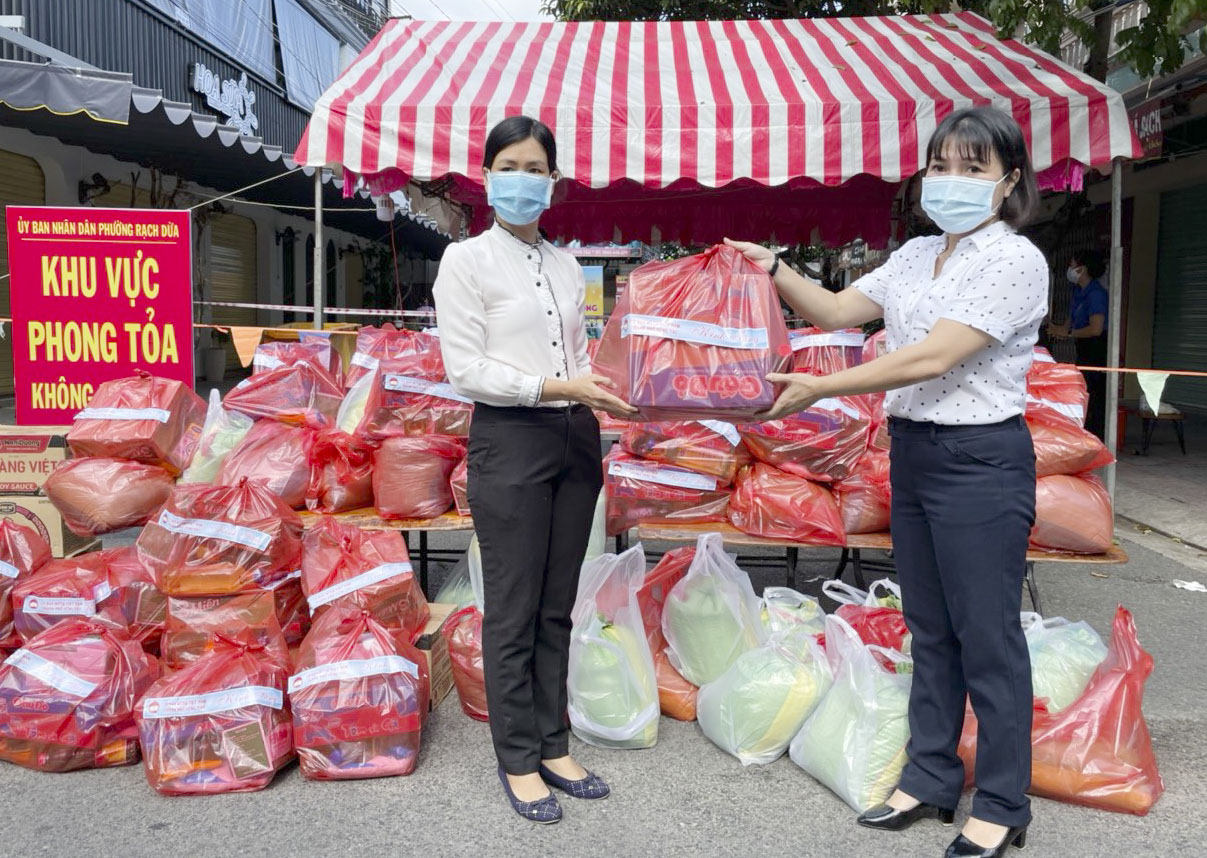 Bà Mai Ngọc Oanh (bìa phải), Chủ tịch UBMTTQ Việt Nam TP. Vũng Tàu trao các suất quà cho đại diện phường Rạch Dừa (TP. Vũng Tàu) tại chốt phong tỏa.