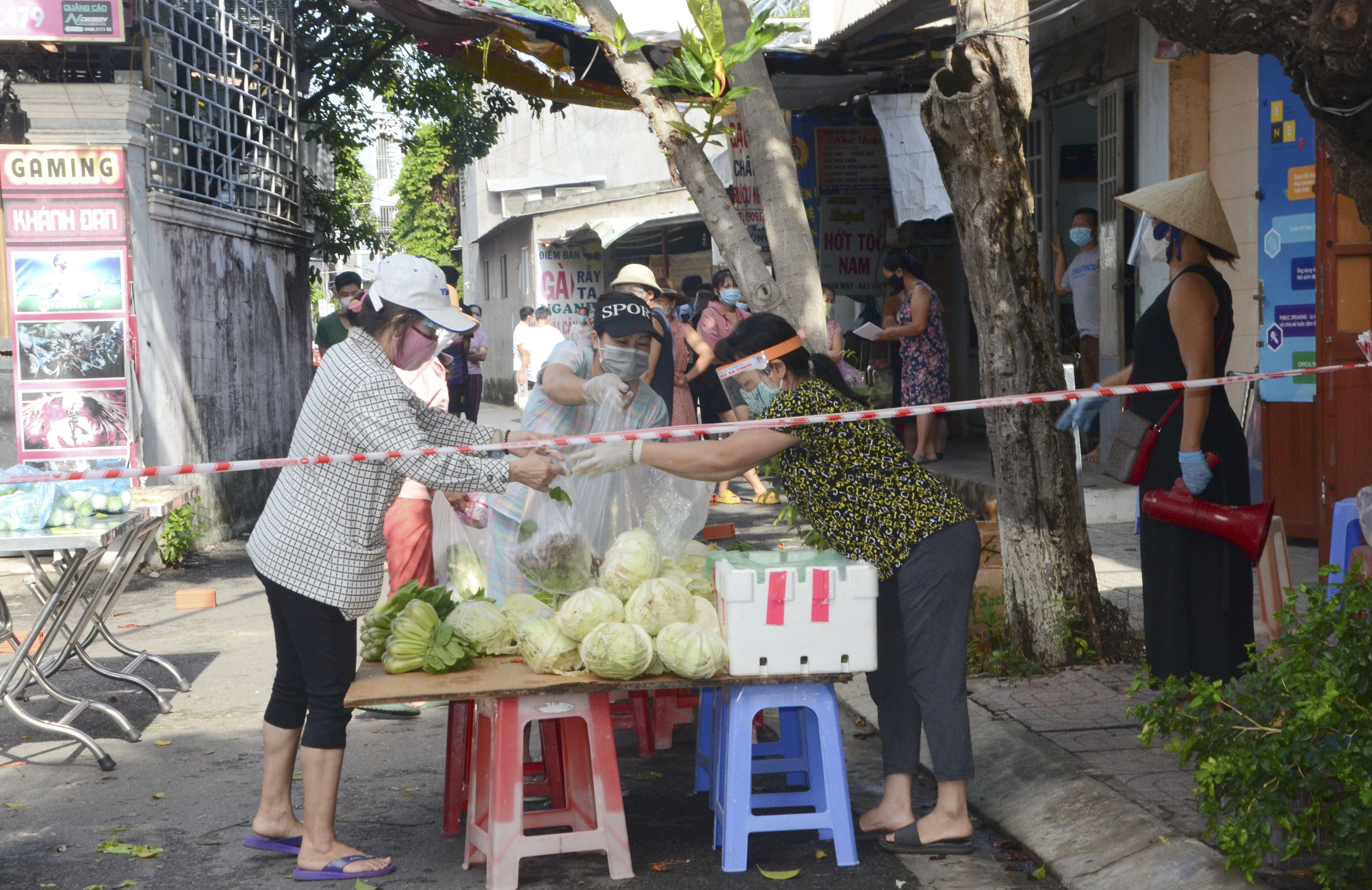 Người dân nhận nhu yếu phẩm từ “Siêu thị 0 đồng”.