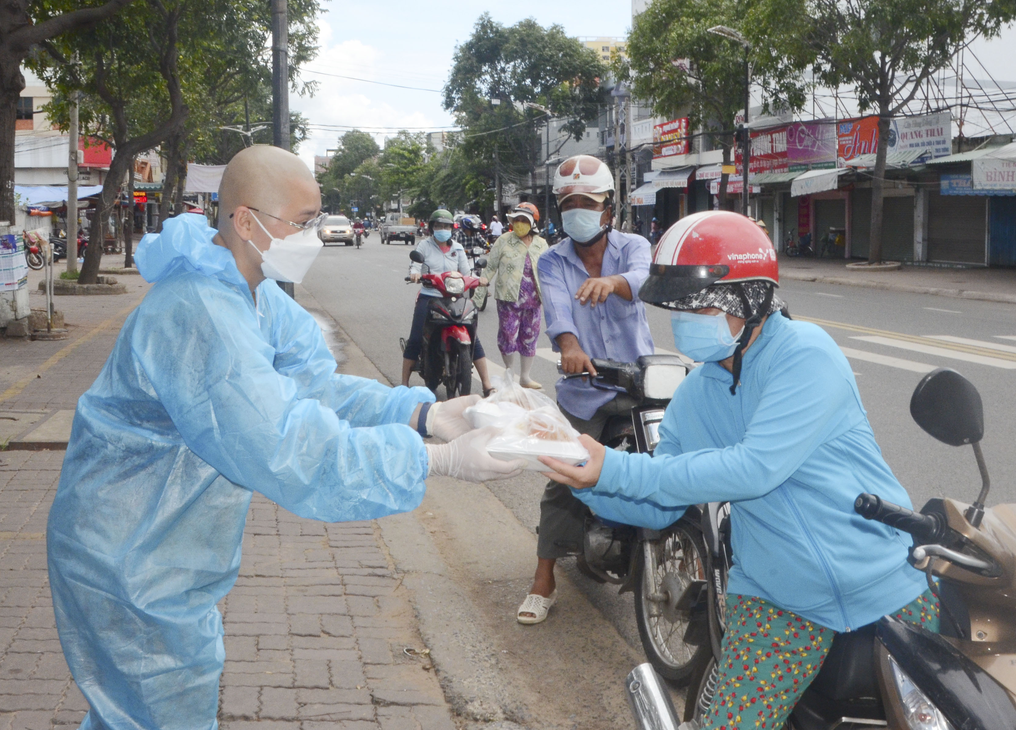 Đại diện Tịnh xá Ngọc Đức phát cơm cho người lao động nghèo tại đường Nam Kỳ Khởi Nghĩa, TP. Vũng Tàu.