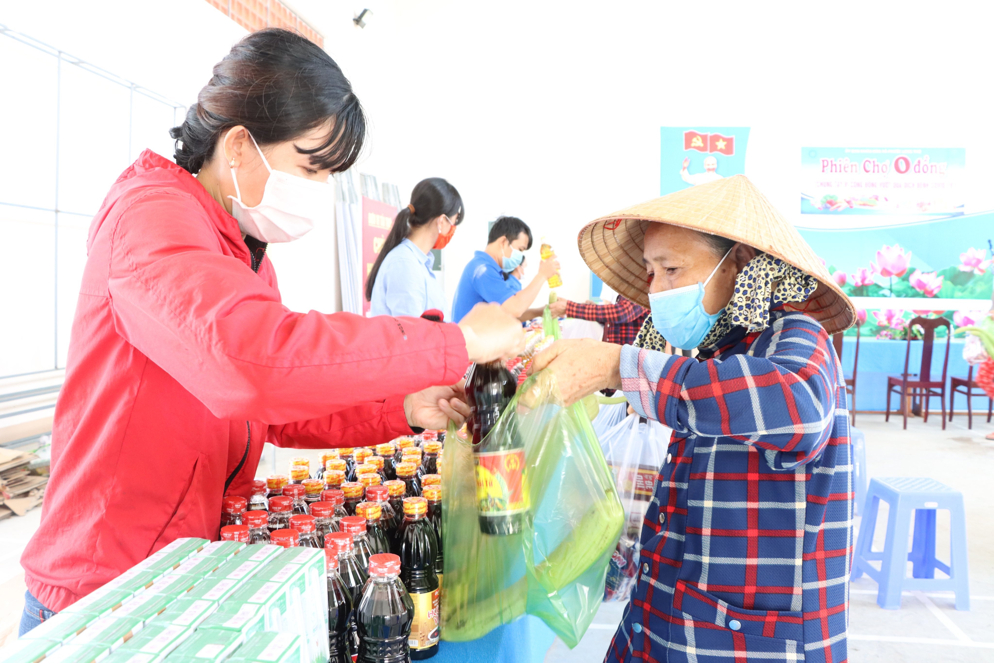 Người dân đến nhận quà từ “Phiên chợ 0 đồng” tại xã Lộc An, huyện Đất Đỏ. Ảnh: TUẤN VŨ