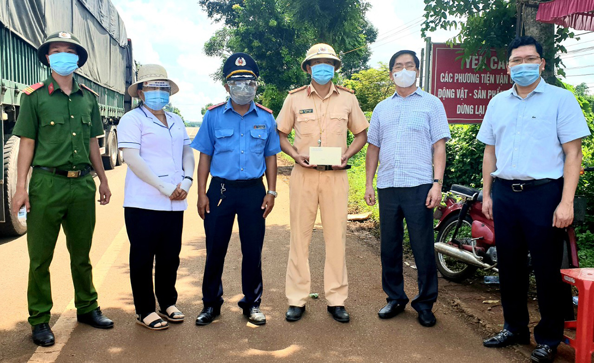 Ông Phạm Viết Thanh, Ủy viên Trung ương Đảng, Bí thư Tỉnh ủy (thứ hai từ trái qua) trao quà và động viên các lực lượng làm nhiệm vụ tại chốt kiểm soát dịch trên Quốc lộ 56 (xã Xà Bang, huyện Châu Đức).