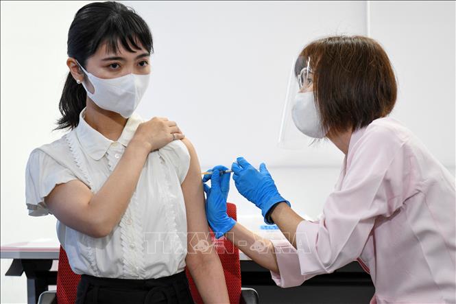 Nhân viên y tế tiêm vaccine ngừa COVID-19 cho người dân tại Tokyo, Nhật Bản.