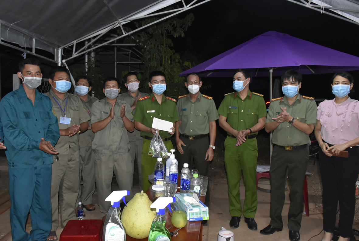 Đại tá Bùi Văn Thảo, Giám đốc Công an tỉnh thăm, tặng quà lực lượng làm nhiệm vụ chốt trực tại địa bàn giáp ranh tỉnh Đồng Nai thuộc xã Sông Xoài, TX.Phú Mỹ.