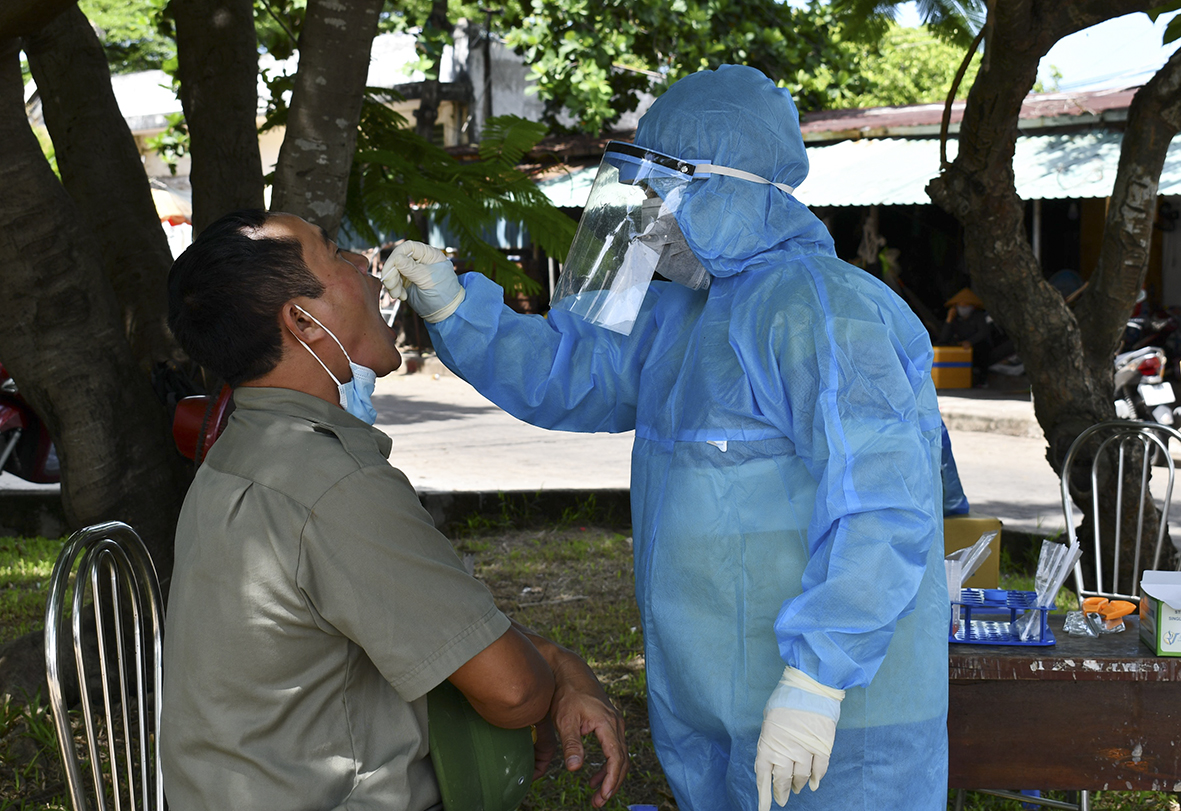 Nhân viên y tế lấy mẫu test nhanh đối với người làm việc tại Cảng cá Cát Lở (phường 11, TP.Vũng Tàu).