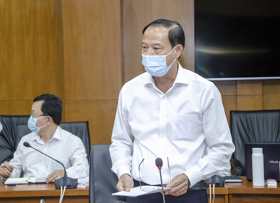 Ông Nguyễn Văn Thọ, Phó Bí thư Tỉnh ủy, Chủ tịch UBND tỉnh báo cáo về tình hình thực hiện nhiệm vụ phát triển KT-XH 6 tháng đầu năm 2021 và công tác phòng, chống dịch COVID-19 của tỉnh BR-VT.