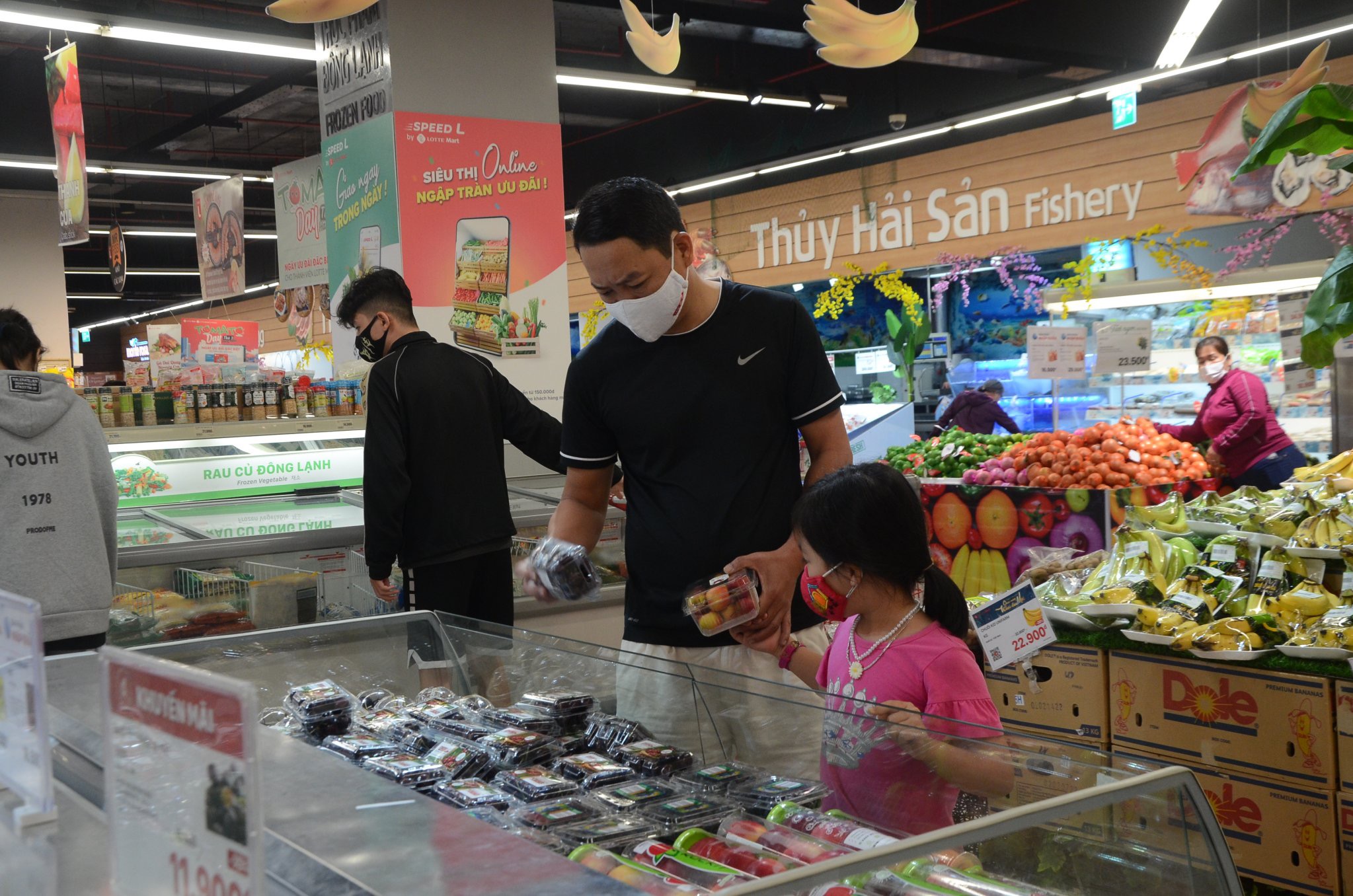 Hàng hóa đầy ắp các kệ hàng tại siêu thị Lotte Mart Vũng Tàu, chiều 12/7. 