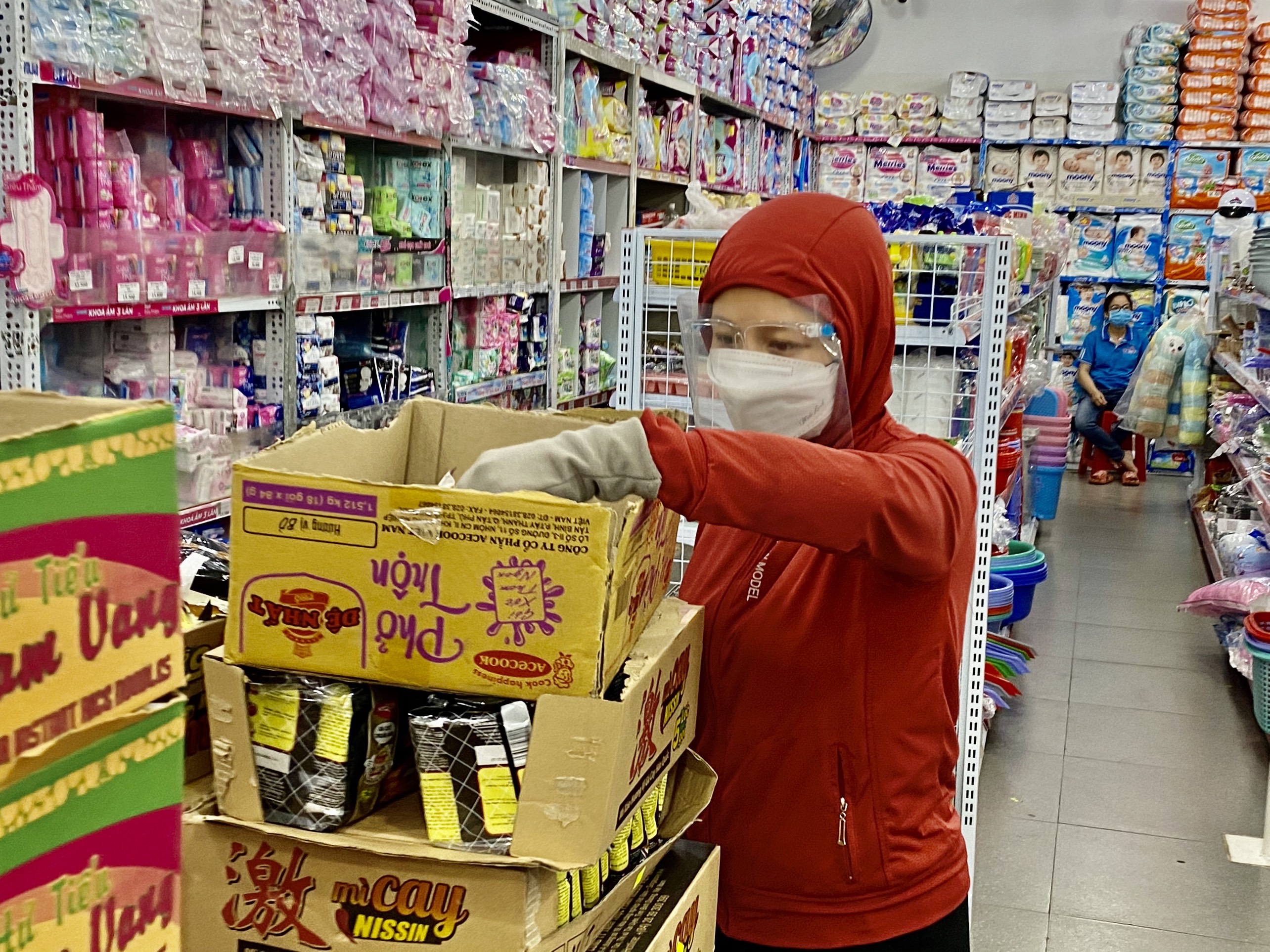 Người dân mua sắm các loại thực phẩm, nhu cầu thiết yếu tại của hàng Minh Châu, chiều 12/7. 