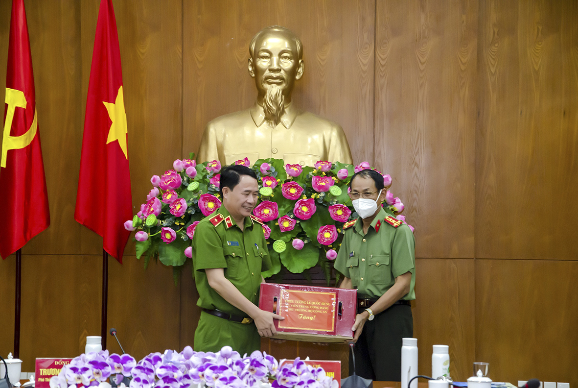 Thiếu tướng Lê Quốc Hùng, Ủy viên Trung ương Đảng, Thứ Trưởng Bộ Công an tặng quà cho Công an tỉnh. Ảnh: MẠNH THẮNG