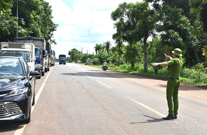 Lực lượng chức năng ra hiệu dừng xe vào chốt kiểm tra y tế trên Quốc lội 56, huyện Châu Đức.