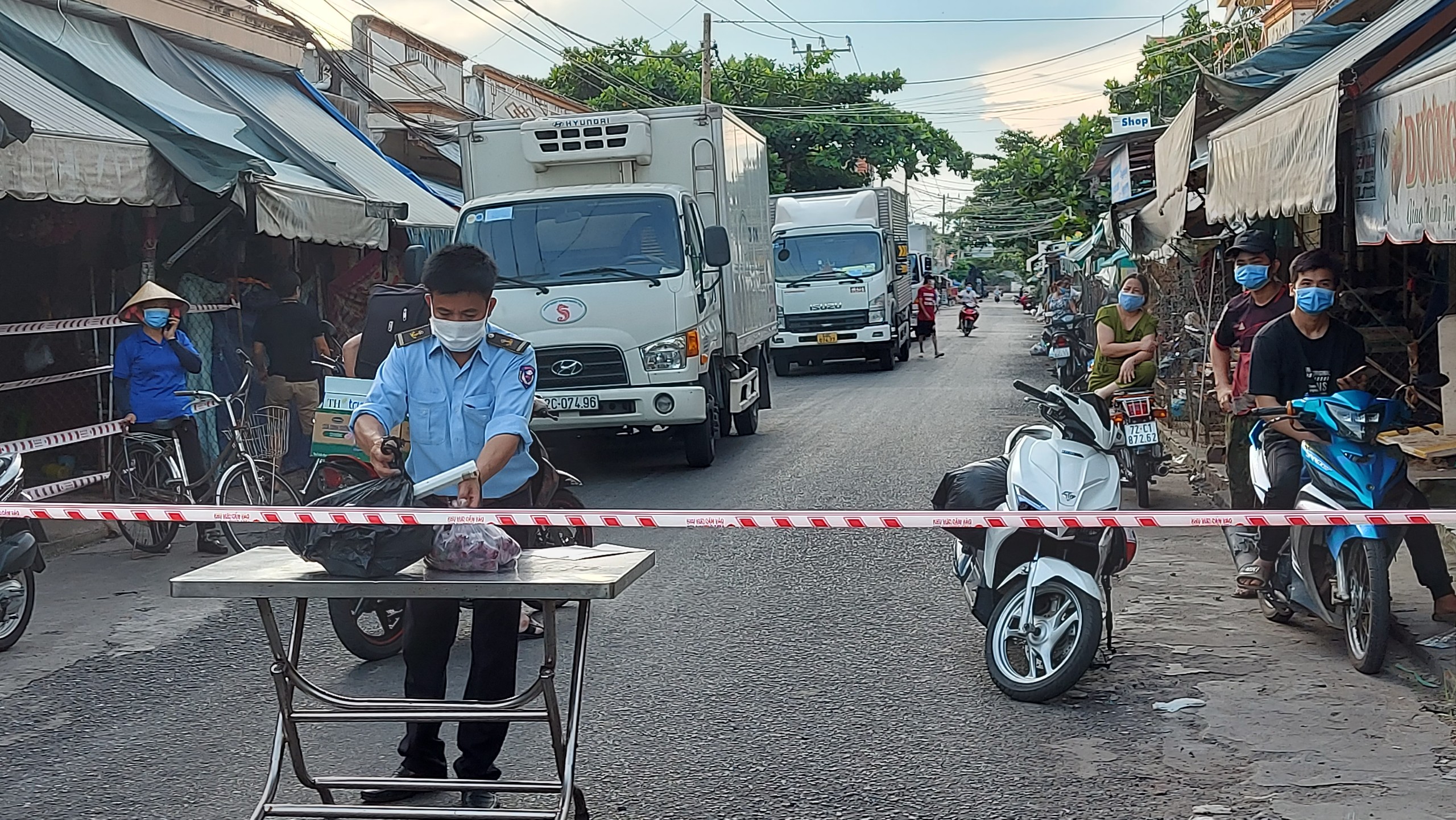 Cảng cá Cát Lở TP. Vũng Tàu bị phong tỏa nhằm phục vụ cho công tác phòng, chống dịch.
