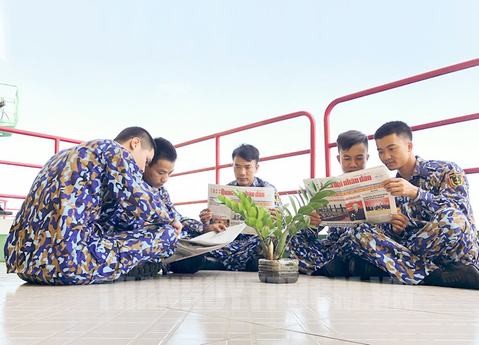 Cán bộ, chiến sĩ Tiểu đoàn DK1 đọc báo trên nhà giàn. Ảnh: CTV 