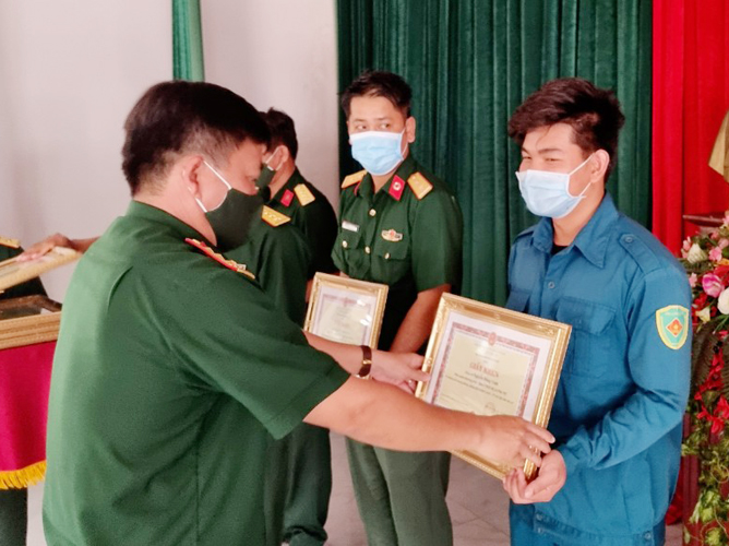 Thượng tá Trần Văn Cư, Chỉ huy trưởng Ban CHQS TX.Phú Mỹ trao giấy khen cho cán bộ, chiến sĩ có thành tích tiêu biểu trong công tác phòng chống dịch COVID-19.