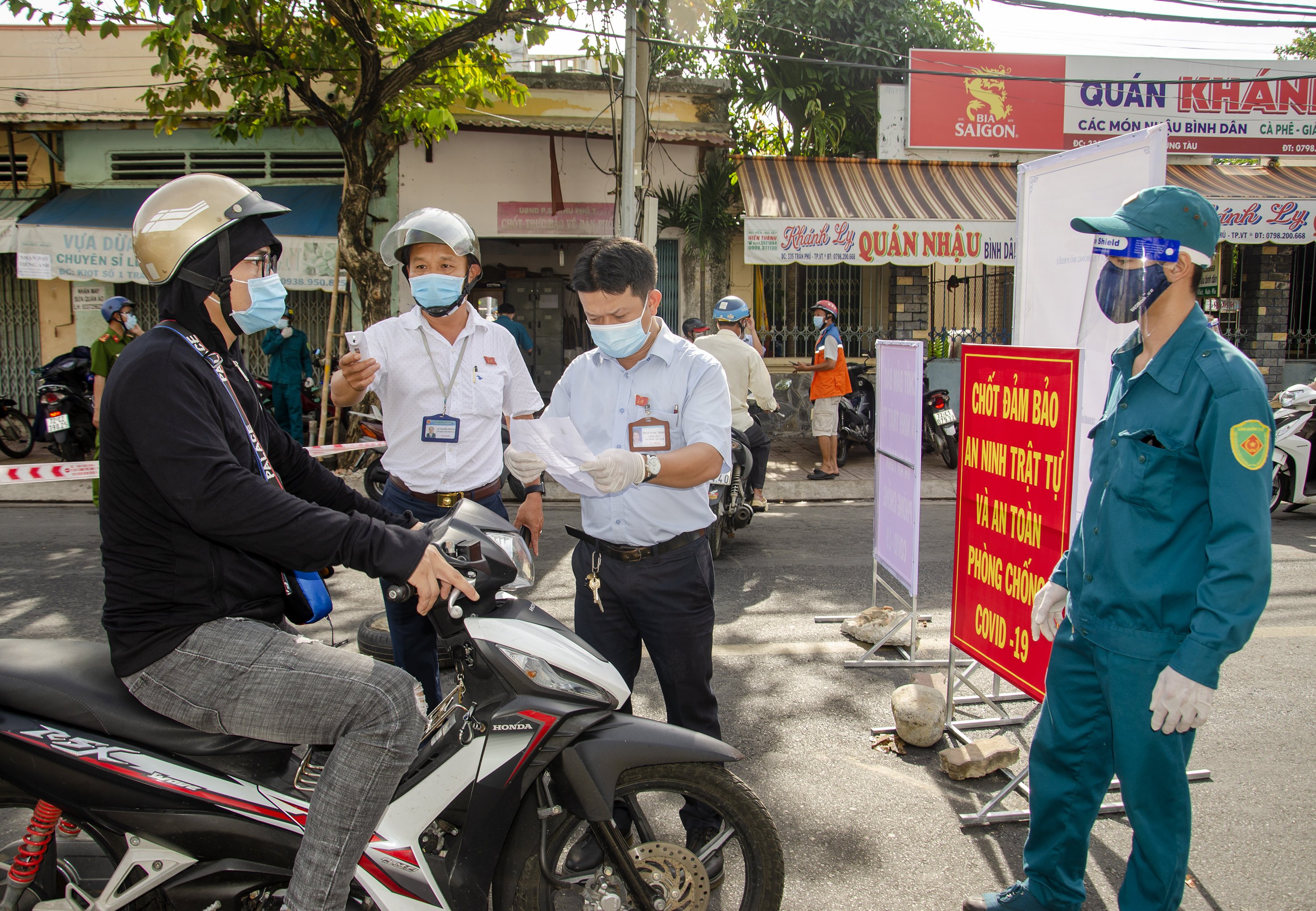 Lực lượng làm nhiệm vụ tại chốt trên đường Trần Phú đoạn giáp ranh giữa phường Thắng Nhì và phường 5, TP. Vũng Tàu kiểm tra một trường hợp ra ngoài đường vào sáng 14/7.