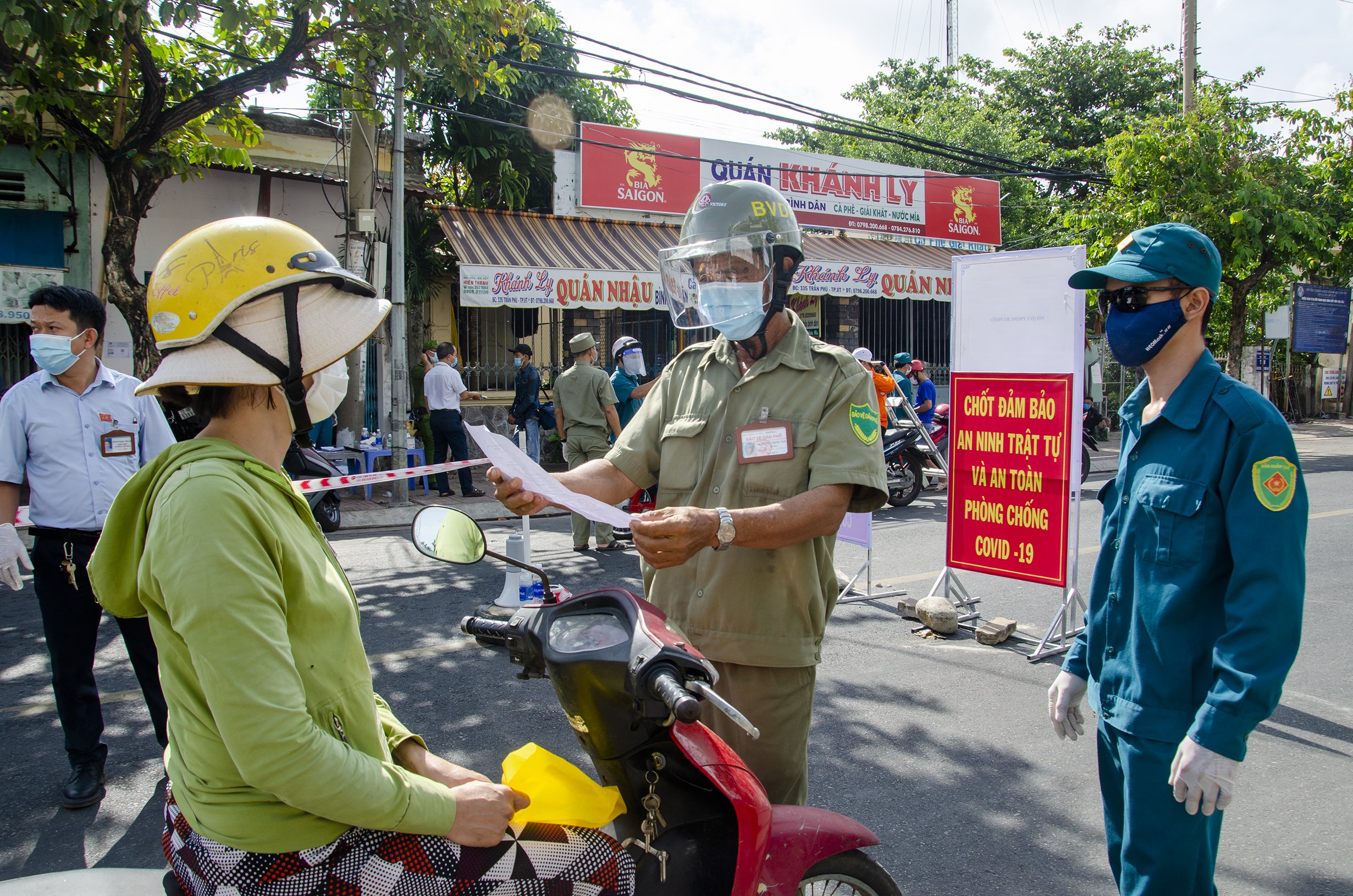 Lực lượng làm nhiệm vụ tại chốt trên đường Trần Phú đoạn giáp ranh giữa phường Thắng Nhì và phường 5, TP. Vũng Tàu kiểm tra giấy tờ một trường hợp ra ngoài đường.