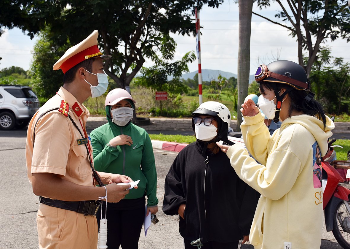 Lực lượng CSGT tuyên truyền, giải thích với người điều khiển phương tiện về việc kiểm soát tại chốt.