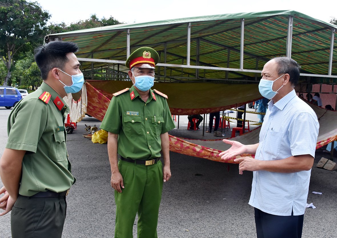 Ông Trần Vinh Quang, Chủ tịch UBND TP. Bà Rịa (bìa phải) kiểm tra hoạt động của chốt kiểm soát.