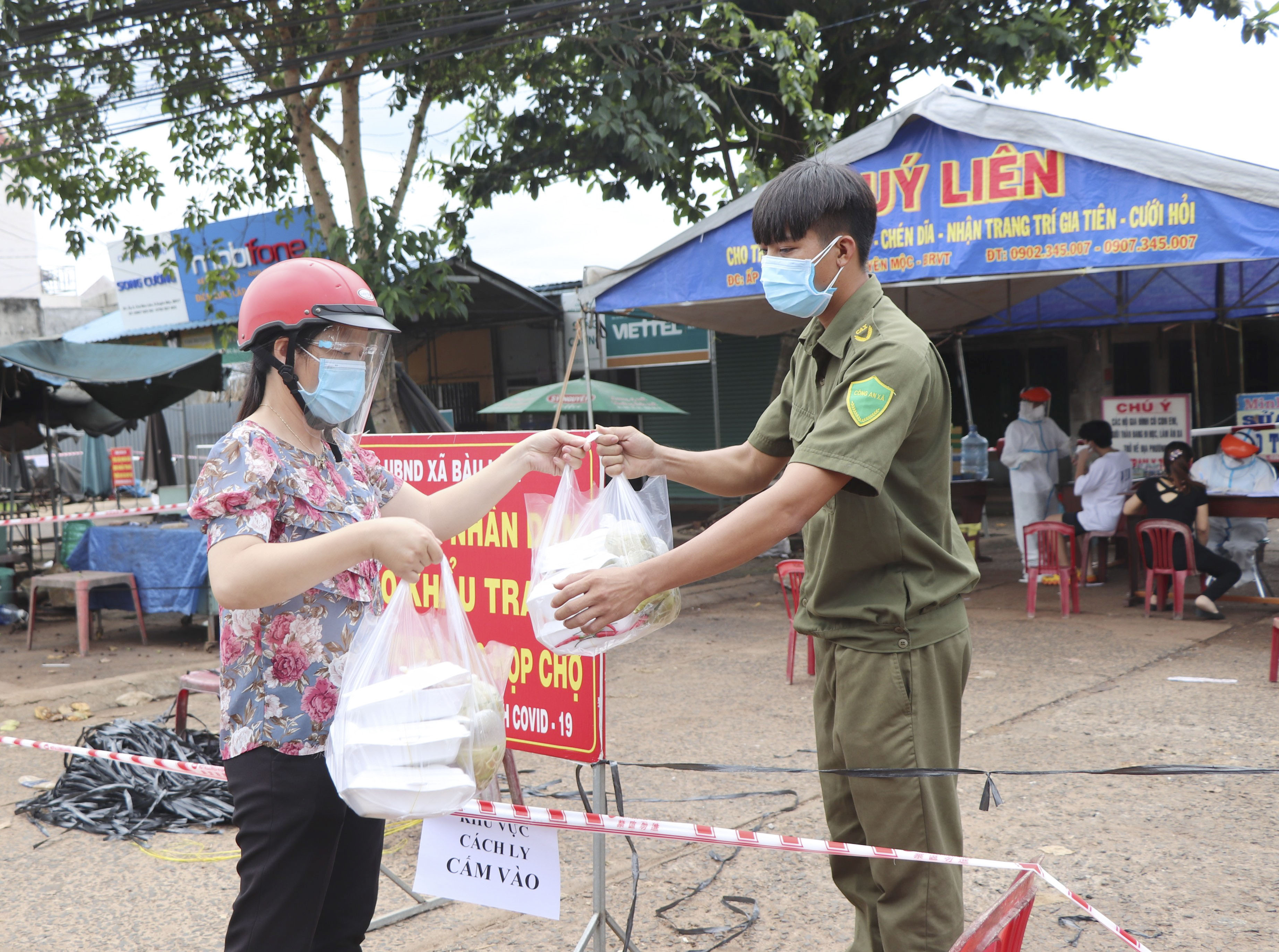 Hội LHPN xã Bàu Lâm (huyện Xuyên Mộc) chuyển các suất ăn cho lực lượng chức năng tại khu vực phong tỏa của xã.