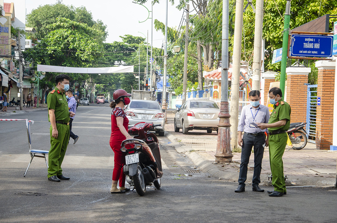 Lực lượng chức năng phường Thắng Nhì kiểm tra giấy tờ một trường hợp ra đường sáng 14/7.