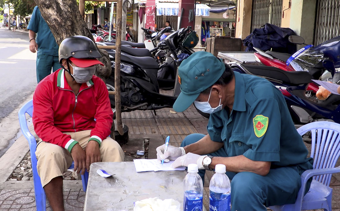 Lực lượng chức năng TP.Vũng Tàu lập biên bản xử phạt hành chính đối với một trường hợp có hành vi vi phạm quy định đi ra đường trong trường hợp không thật sự cần thiết.