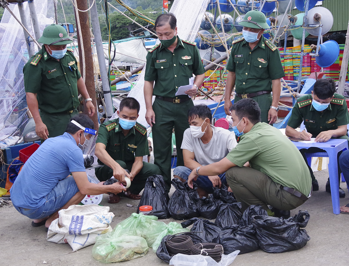 Lực lượng BĐBP tỉnh tiến hành thu giữ tang vật để phục vụ cho công tác điều tra. Ảnh: QUANG ANH.