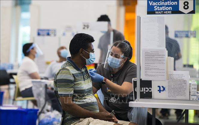Nhân viên y tế tiêm vaccine phòng COVID-19 cho người dân tại Brampton, Ontario, Canada.