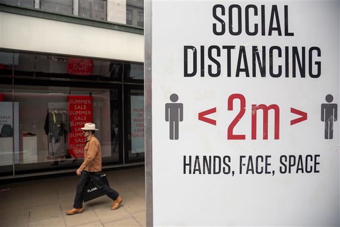 Bảng đề nghị người dân giữ khoảng cách xã hội để ngăn chặn sự lây lan của dịch COVID-19 tại London, Anh, ngày 12/7/2021.