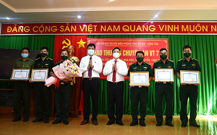 Ông Trần Đình Khoa và ông Hoàng Vũ Thảnh tặng giấy khen các tập thể và cá nhân trong chuyên án VT721.