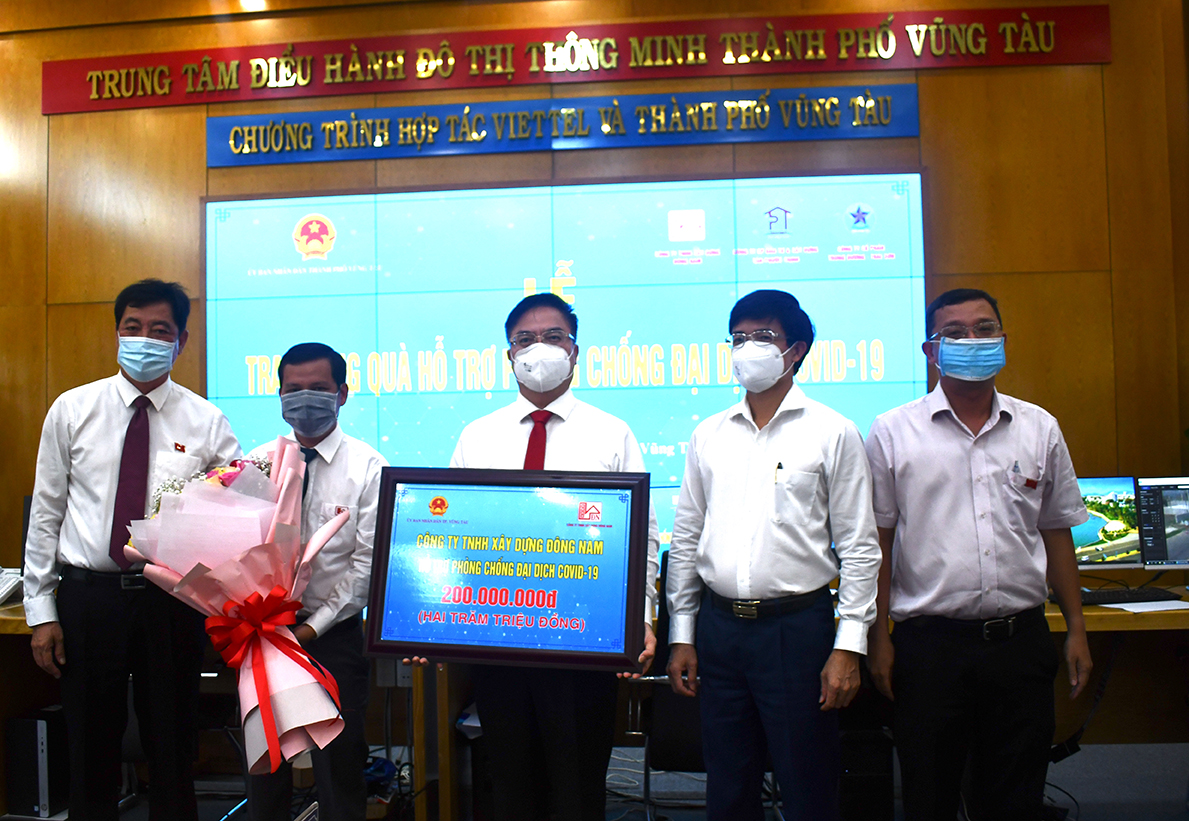 Công ty TNHH xây dựng Đông Nam trao bảng tượng trưng hỗ trợ 200 triệu đồng giúp TP.Vũng Tàu phòng, chống dịch COVID-19.