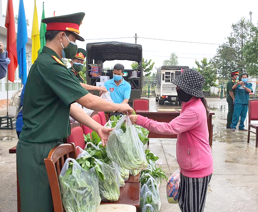 Cán bộ, chiến sĩ phát rau, củ, quả cho người dân xã Châu Pha, TX. Phú Mỹ tại “Siêu thị 0 đồng di động”.