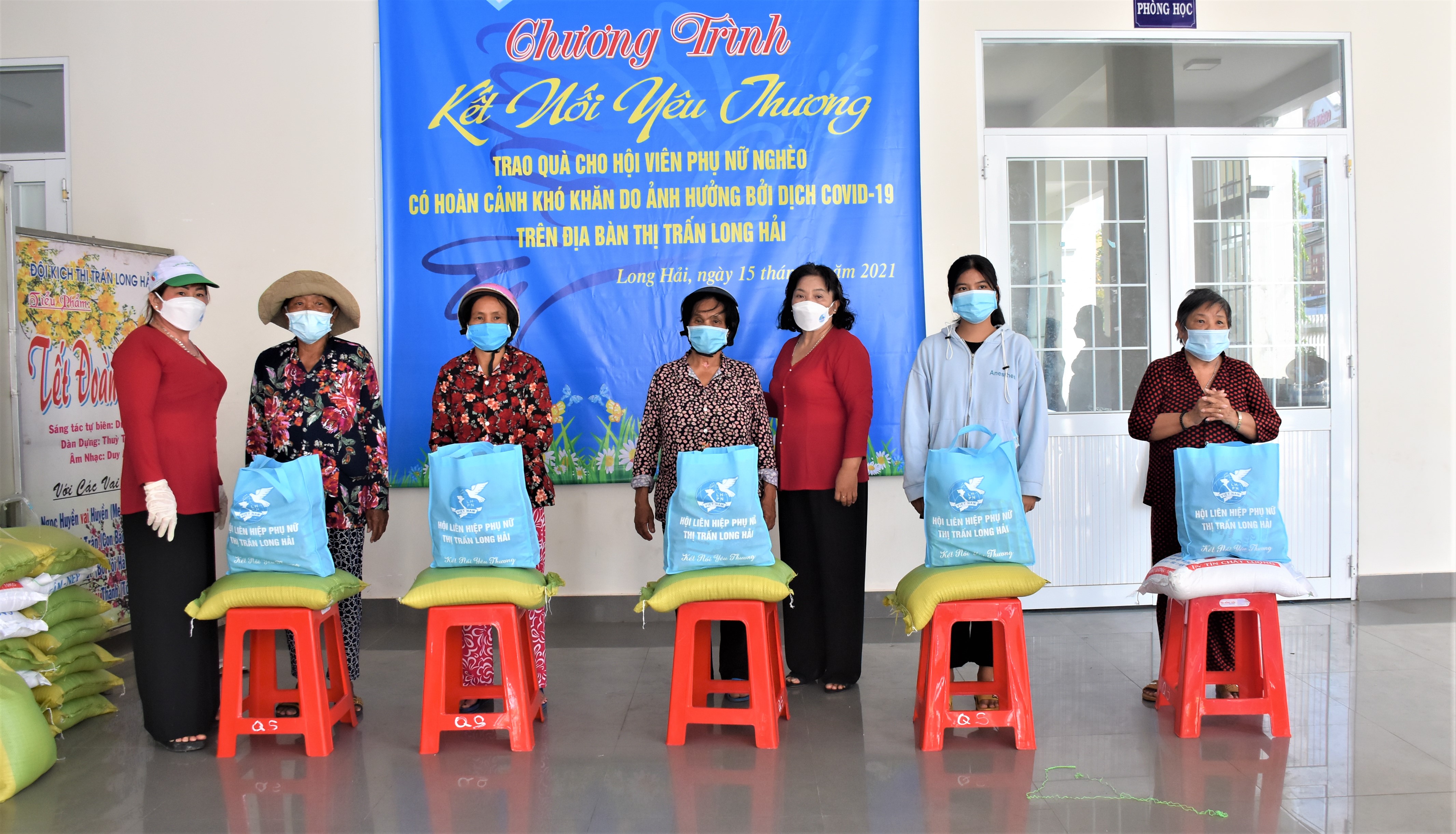 Đại diện Hội LHPN TT. Long Hải trao quà cho hội viên có hoàn cảnh khó khăn bị ảnh hưởng bởi dịch COVID-19.
