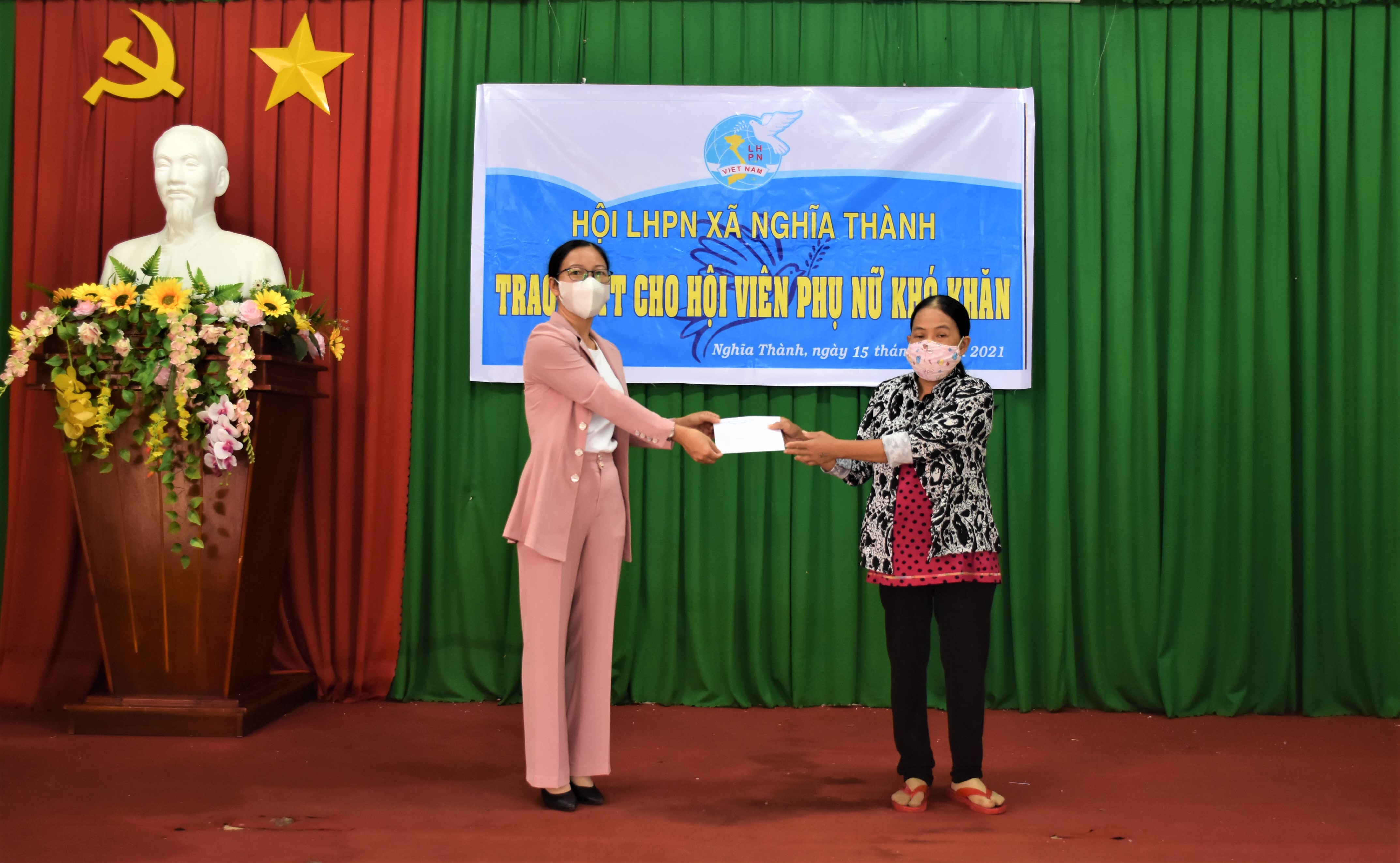 Đại diện Hội LHPN huyện Châu Đức trao thẻ BHYT cho hội viên khó khăn tại xã Nghĩa Thành.