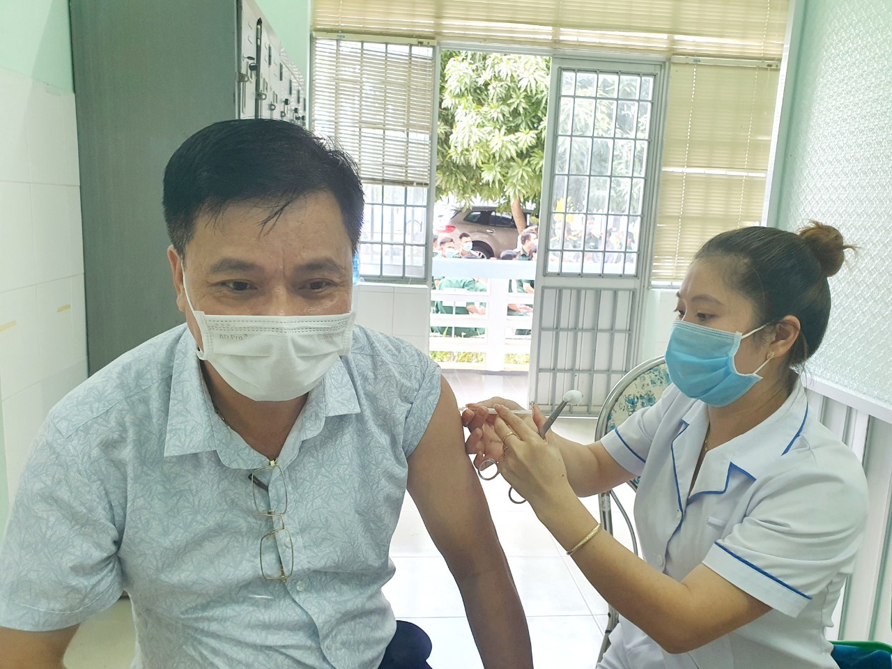 Lực lượng tuyến đầu chống dịch của tỉnh BR-VT được tiêm vắc xin COVID-19 tại Trung tâm Kiểm soát bệnh tật tỉnh sáng 6/5.