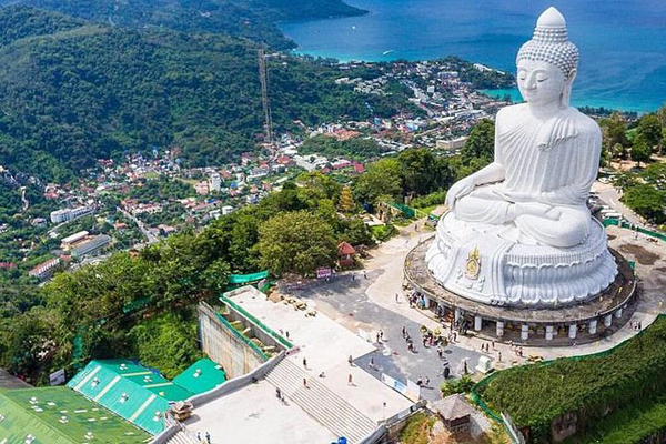 Tượng Phật lớn - The Big Buddha tọa lạc trên đồi Nakkerd Hills.