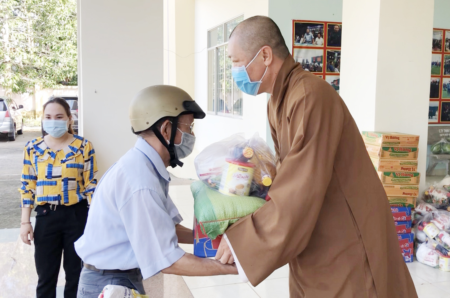 Thượng tọa Thích Thiện Thuận tặng quà cho người bị ảnh hưởng bởi dịch bệnh COVID-19 trên địa bàn xã Sông Xoài.