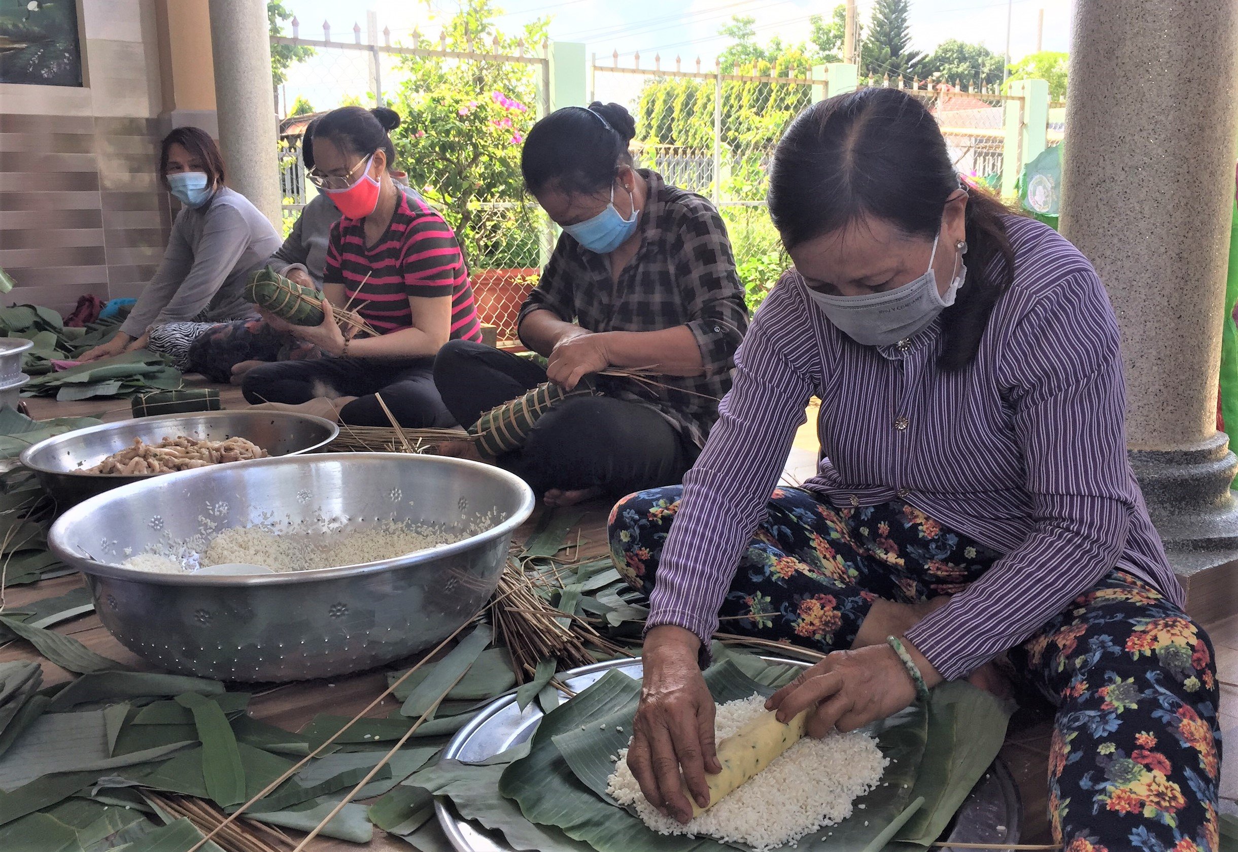 Hội viên phụ nữ thôn Tân Long, xã Kim Long, huyện Châu Đức cùng nhau gói 800 bánh tét gửi lên TP.HCM ủng hộ người nghèo bị ảnh hưởng bởi dịch Covid-19