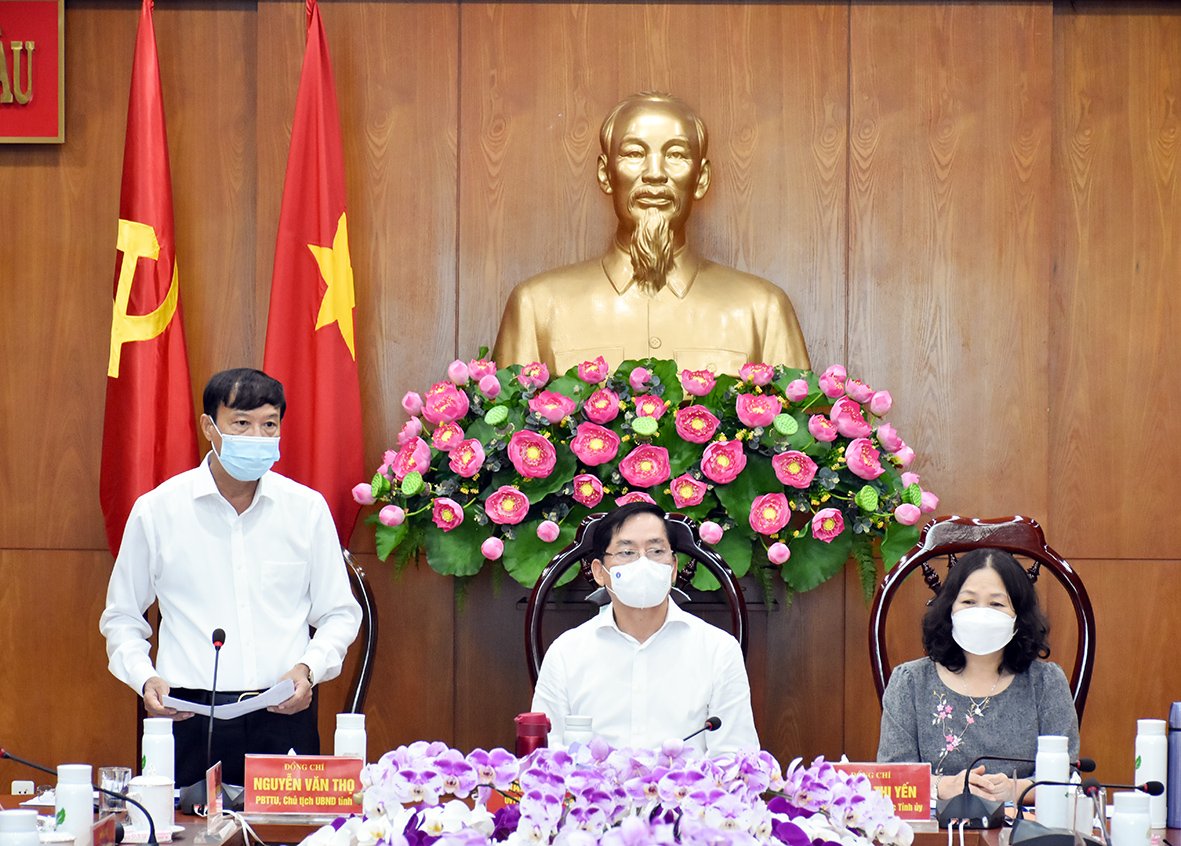 Ông Nguyễn Văn Thọ, Chủ tịch UBND tỉnh, Trưởng BCĐ Phòng, chống dịch COVID-19 tỉnh phát biểu tại cuộc họp.