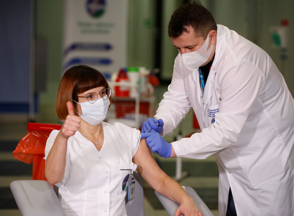 Tiêm vắc xin phòng COVID-19 tại Warsaw, Ba Lan.