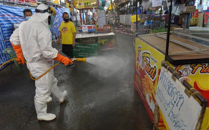 Phun thuốc khử trùng nhằm ngăn chặn sự lây lan của COVID-19 tại Bangkok, Thái Lan.