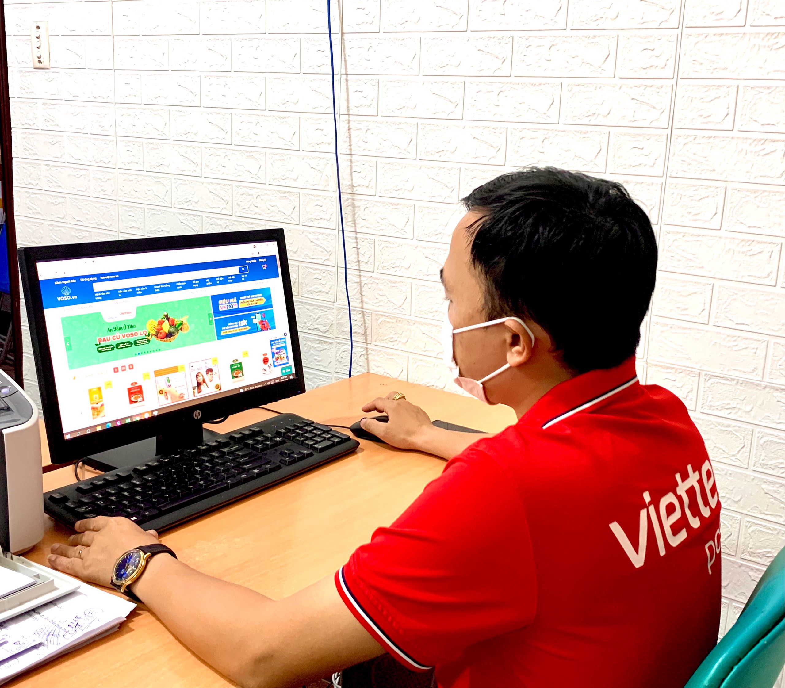 Nhân viên Viettel Post nhận các đơn hàng trên sàn Voso.vn.