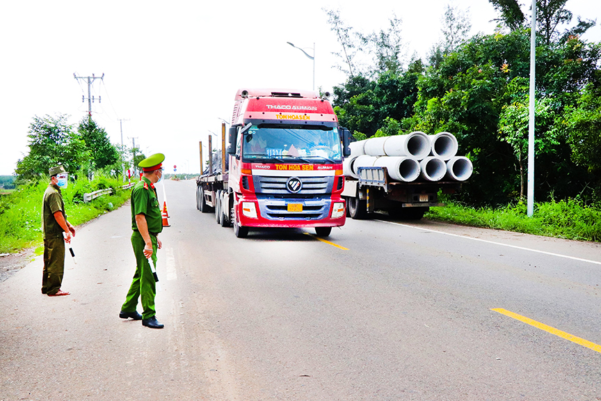 Trên các tuyến đường liên huyện Phước Tân – Hội Bài, Mỹ Xuân – Hòa Bình, lực lượng chức năng lập các chốt kiểm soát người và phương tiện vào địa bàn huyện Châu Đức tại các khu vực giáp ranh xã Hòa Bình, xã Phước Tân (huyện Xuyên Mộc).