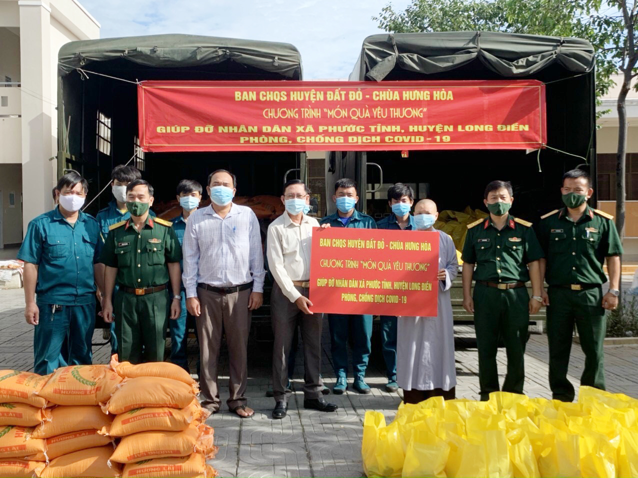 Đại diện Chùa Hưng Hòa tặng quà người khó khăn tại xã Phước Tỉnh, huyện Long Điền.