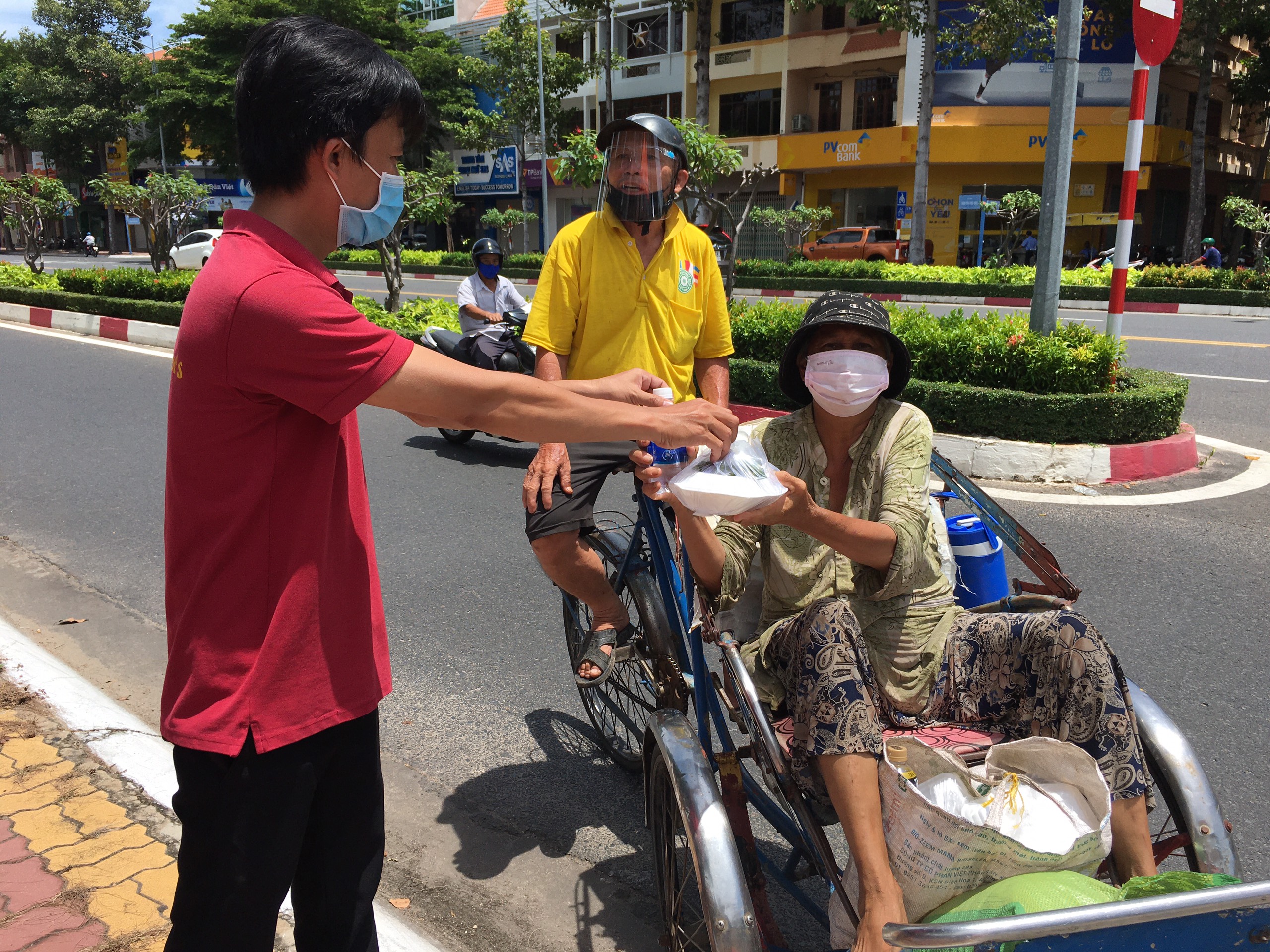 Đại diện nhà hàng Maxim’s Vũng Tàu (36, Nguyễn Thái Học,  P.7, TP. Vũng Tàu) trao suất ăn miễn phí cho người lao động nghèo.