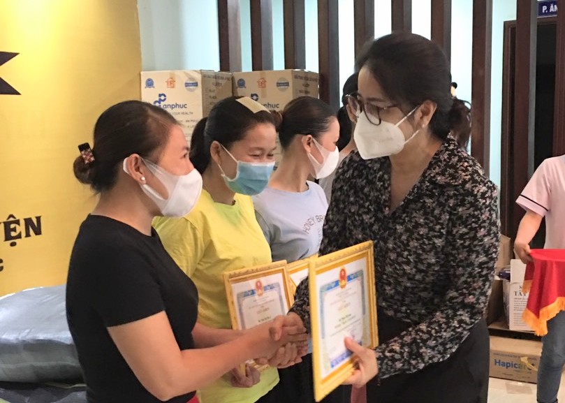 Bà Lê Thị Trang Đài, Chủ tịch UBND huyện Xuyên Mộc trao Giấy khen cho đội ngũ nhân viên y tế tham gia chiến dịch xét nghiệm tầm soát COVID-19 trên địa bàn trong 2 ngày 19 và 20/7. 