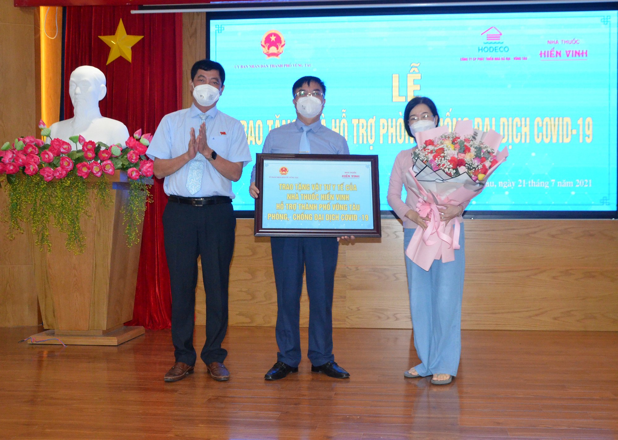 Bà Nguyễn Thị Hải Yến, đại diện Nhà thuốc Hiển Vinh tặng vật tư y tế cho TP. Vũng Tàu.