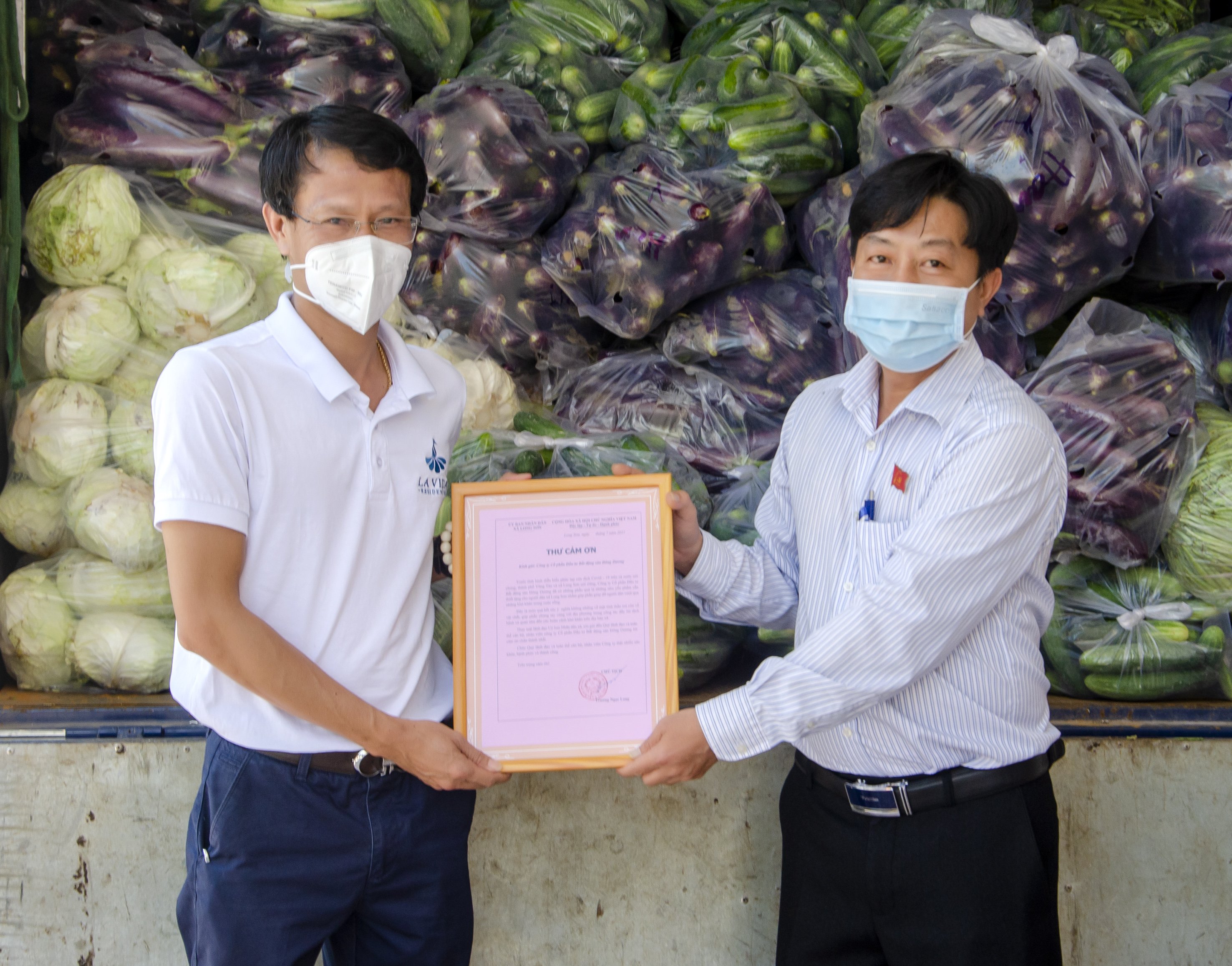 Lãnh đạo UBND xã Long Sơn (TP. Vũng Tàu) trao Thư cảm ơn cho đại diện Công ty CP Đầu tư Bất động sản Đông Dương.
