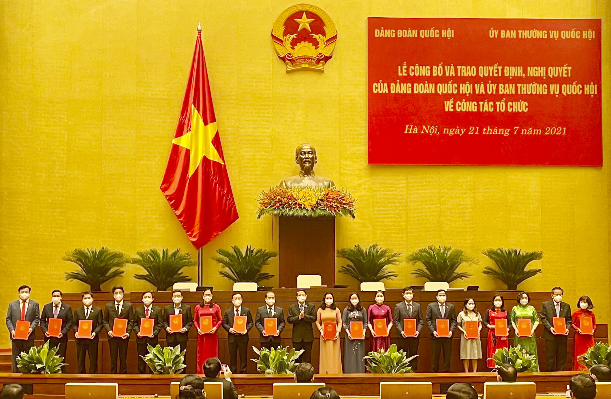 Bà Huỳnh Thị Phúc (thứ 11 từ trái qua) nhận Nghị quyết của Ủy Ban Thường vụ Quốc hội giữ chức vụ Phó Trưởng Đoàn ĐBQH tỉnh Bà Rịa - Vũng Tàu khóa XV, nhiệm kỳ 2021-2026. Ảnh: CHÂU VŨ
