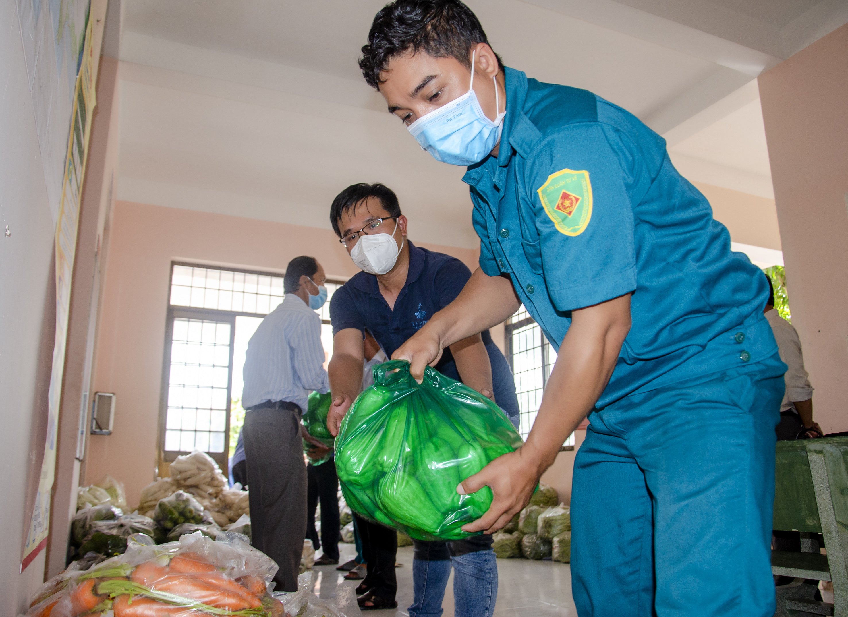 Lực lượng chức năng xã Long Sơn (TP. Vũng Tàu) vận chuyển số rau, củ, quả về cho các hộ dân trên địa bàn bị ảnh hưởng bởi dịch COVID-19.