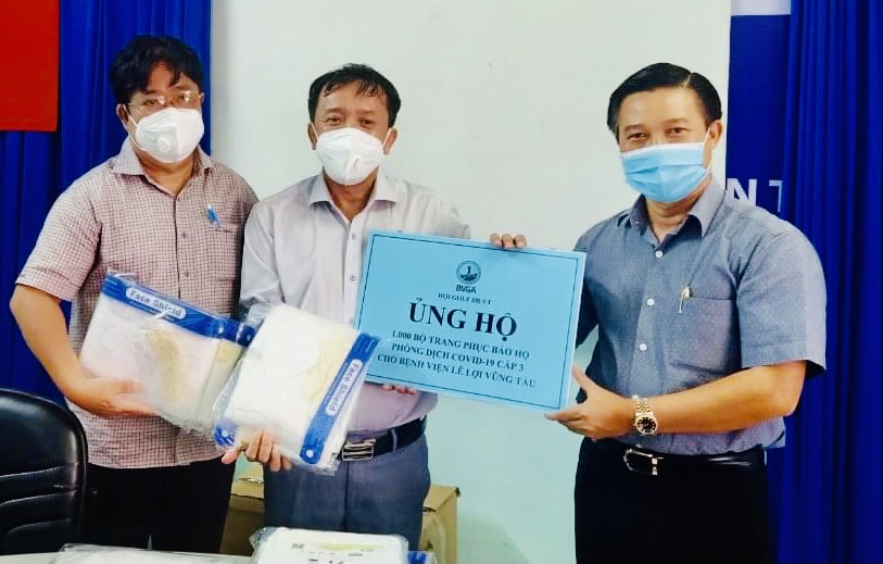 Bác sĩ Nguyễn Thanh Phước, Giám đốc Bệnh viện Vũng Tàu nhận ủng hộ 1.000 bộ trang phục y tế cấp 3 từ Hội Golf tỉnh.